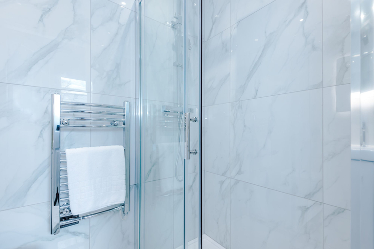 Bathroom 4, Hilltop Serviced Apartments - Stockport, Stockport