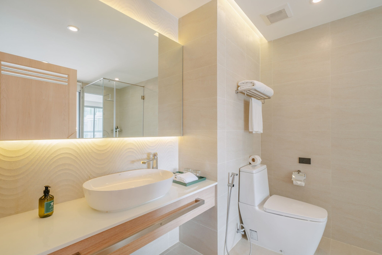 Bathroom 5, Phuket Emerald Beach Resort, Pulau Phuket