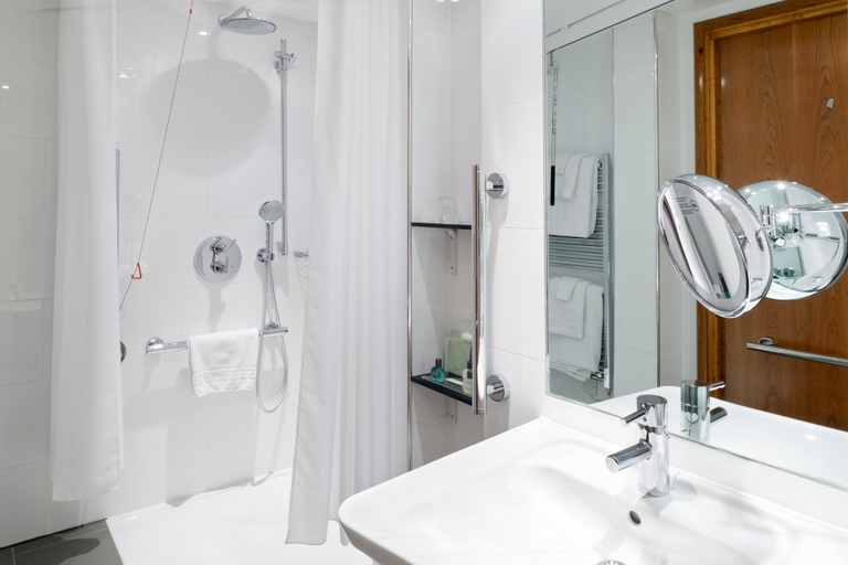 Bathroom 5, Crowne Plaza GLASGOW by IHG, Glasgow