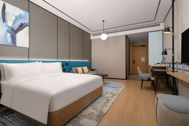 Bedroom 3, Hilton Garden Inn Shenzhen Guangming Hongqiao Park, Shenzhen