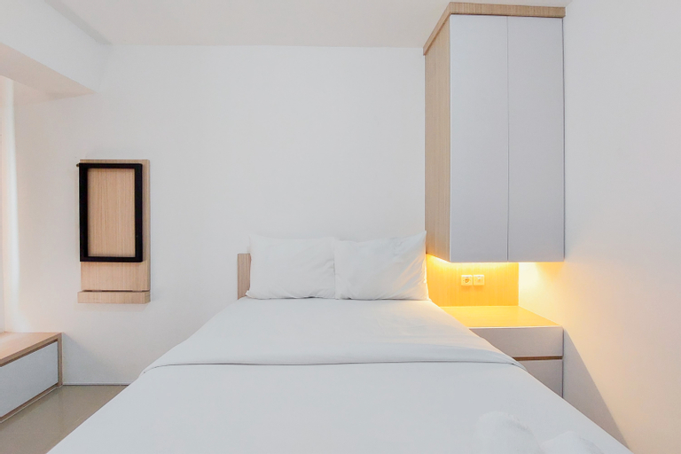 Modern Look Studio at Urbantown Serpong Apartment By Travelio, South Tangerang