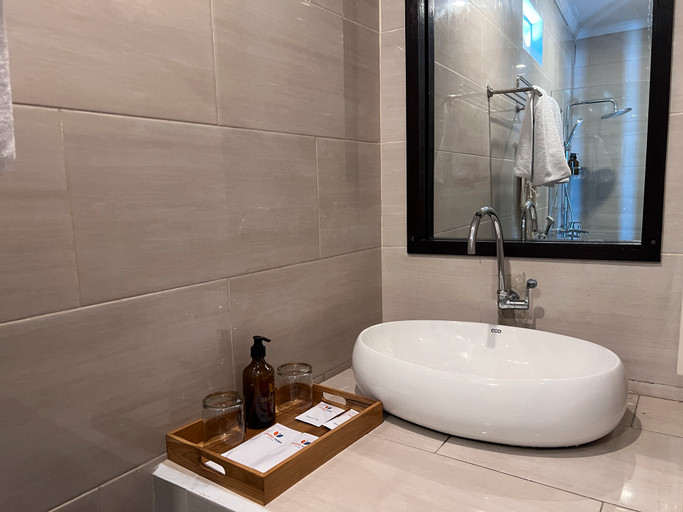 Bathroom 13