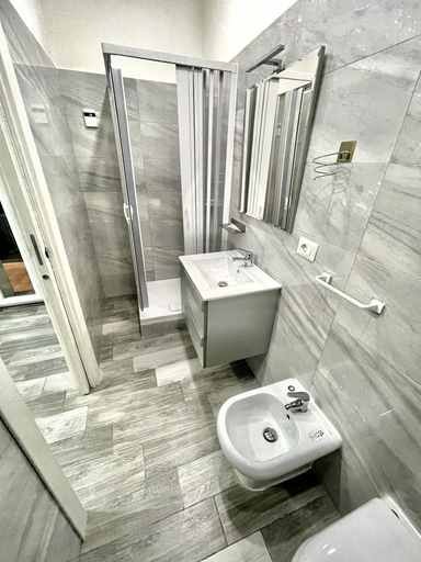 Bathroom 3, Airport-Napoli, Napoli