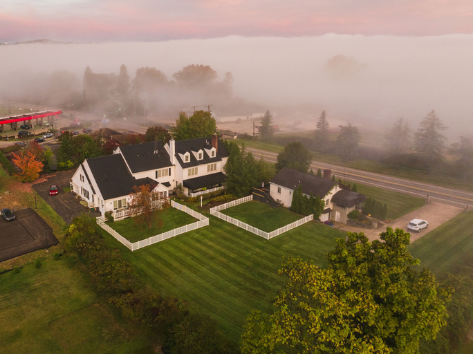 Exterior & Views 2, Oakmont Inn, Allegheny
