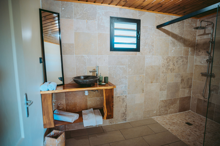 Bathroom 5, L'Auberge Créole, Saint-Benoît