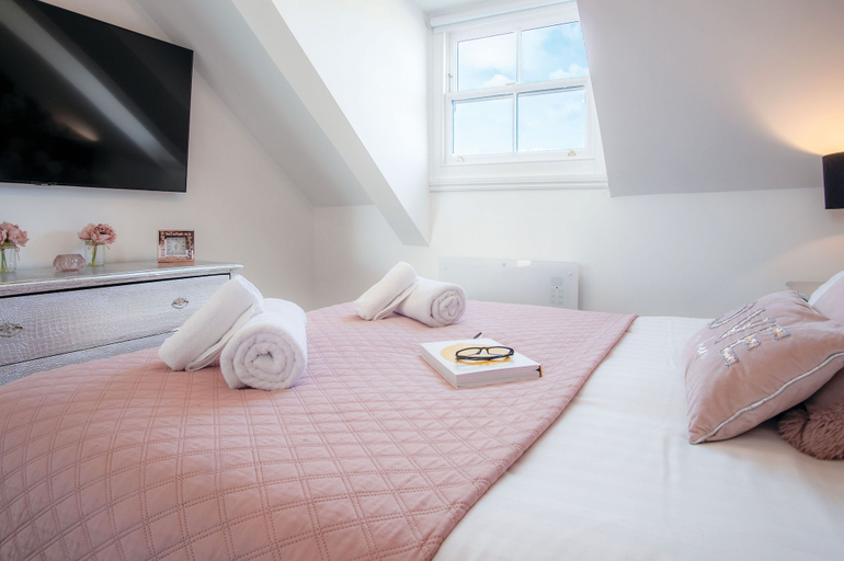 Bedroom 3, The Penthouse - Luxury 1 Bed - Panorama - Tenby, Pembrokeshire