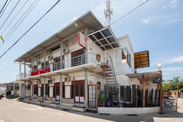 Exterior & Views 2, RedDoorz Syariah near Pasar Aceh Shopping Centre, Banda Aceh
