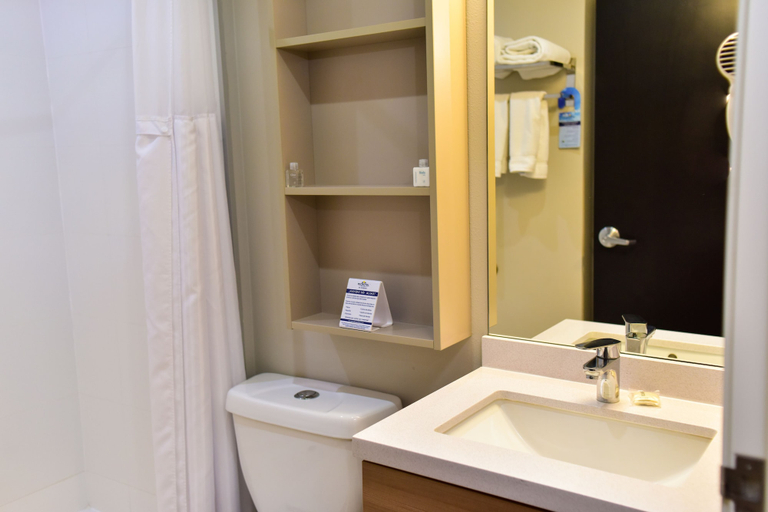 Bathroom 4, Microtel Inn & Suites by Wyndham Cuauhtemoc Campos Menonitas, Cuauhtémoc