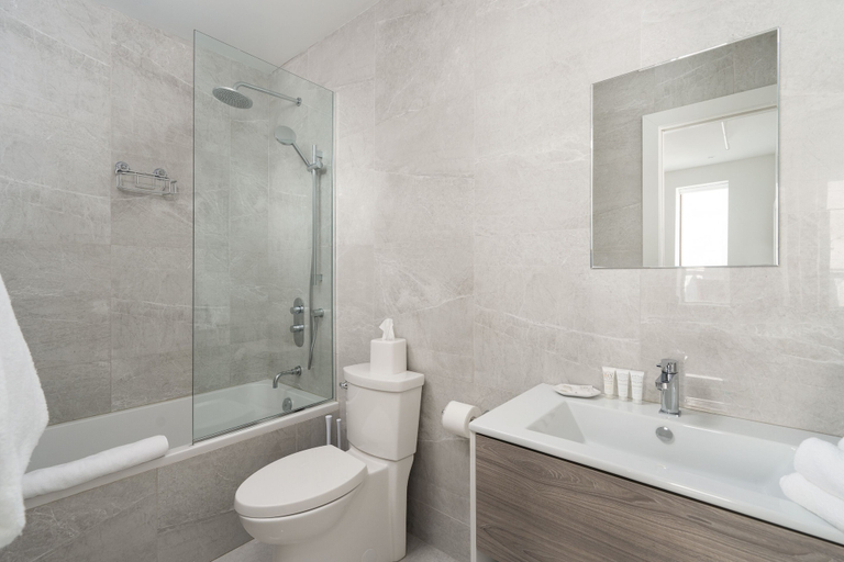 Bathroom 4, Bakan - Quartier des Congres, Montréal