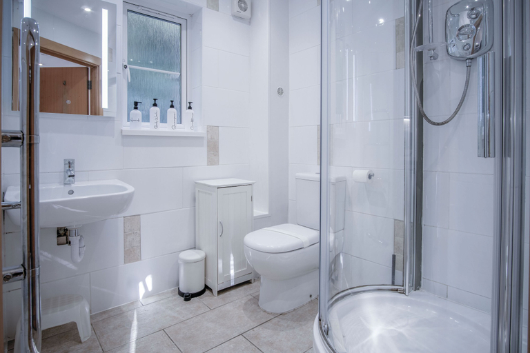 Bathroom 3, Tor Bay Cottage - 1 Bedroom - Parkmill, Swansea