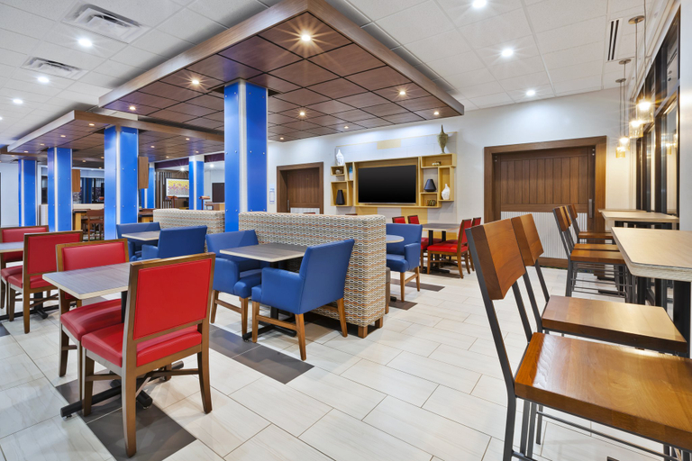 Food & Drinks 2, Holiday Inn Express & Suites PAINESVILLE - CONCORD, Lake