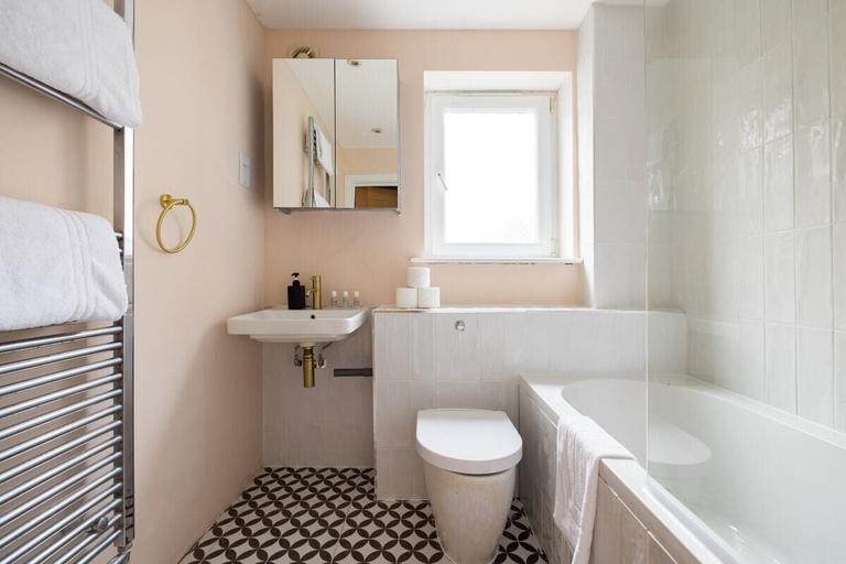 Bathroom 4, The Walworth Hideout - Elegant 2bdr Flat, London