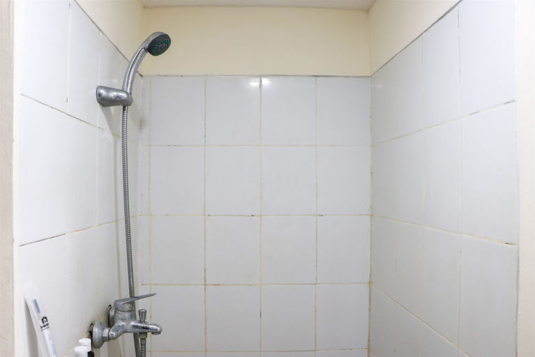 Bathroom 5, Comfy Studio Apartment at Jarrdin Cihampelas By Travelio, Bandung