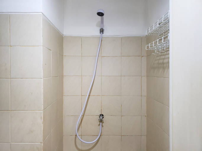 Bathroom 5, Elegant and Comfy Studio Apartment Belmont Residence Puri By Travelio, Jakarta Barat