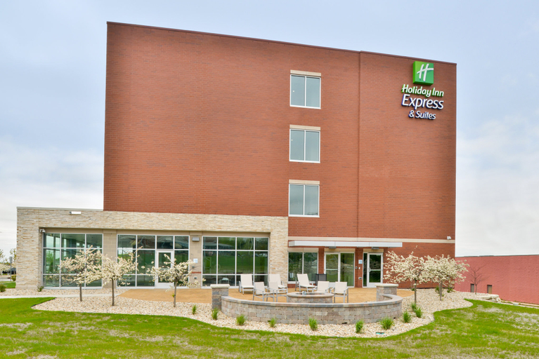 Exterior & Views 2, Holiday Inn Express & Suites MADISON by IHG, Dane