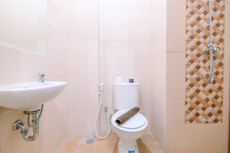 Bathroom 5, Enjoy Living and Homey Studio Dave Apartment By Travelio, Depok