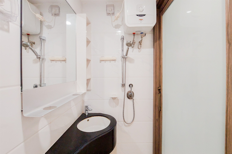 Bathroom 5, Modern Look Studio at Sky House BSD Apartment near AEON By Travelio, South Tangerang
