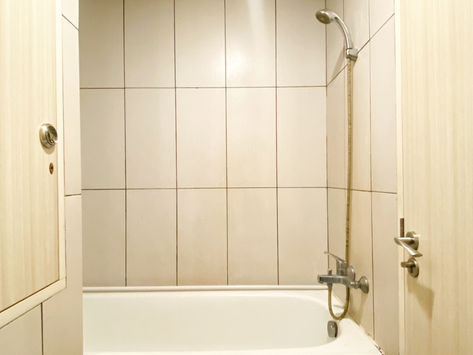 Bathroom 5, Modern Look 2BR at Grand Kamala Lagoon Apartment By Travelio, Bekasi