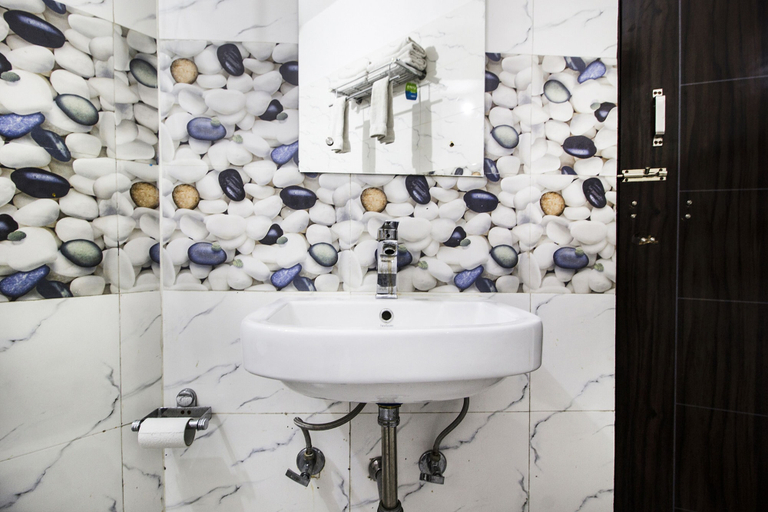 Bathroom 3, FabHotel Signature Luxe Inn - Chhattarpur, Delhi