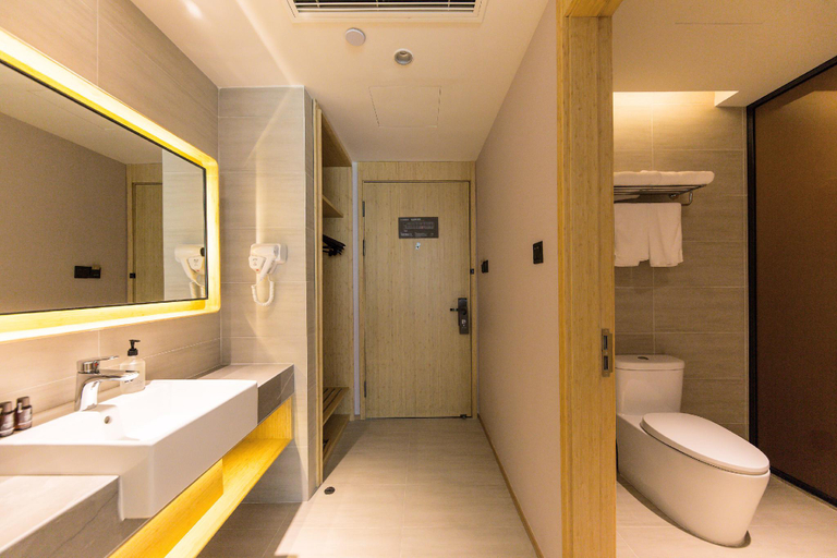 Bathroom 4, Ji Hotel Yantai Penglai Zhonglou Dong Road, Yantai