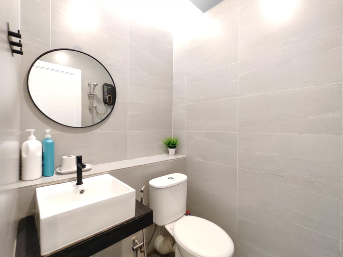 Bathroom 3, Merdeka Homestay. 4 rooms Wifi & Washer, Sibu