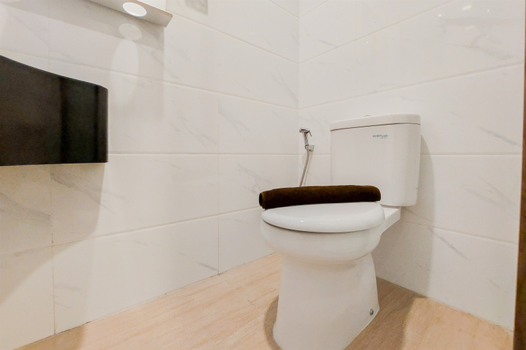 Bathroom 5, Modern Look and Compact Studio at Sky House Alam Sutera Apartment By Travelio, Tangerang