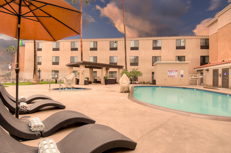Sport & Beauty 2, Holiday Inn Express & Suites CARLSBAD BEACH, San Diego