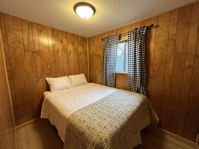 Bedroom 2, Hidden Haven Cottages, Missaukee