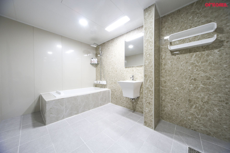Bathroom 4, Hotel Leaders, Yeongdeungpo
