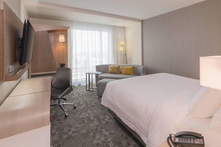 Bedroom 2, Courtyard by Marriott Burlington, Halton