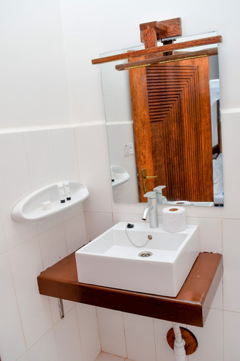 Bathroom 5, Ondo House, Kaskazini 'A'