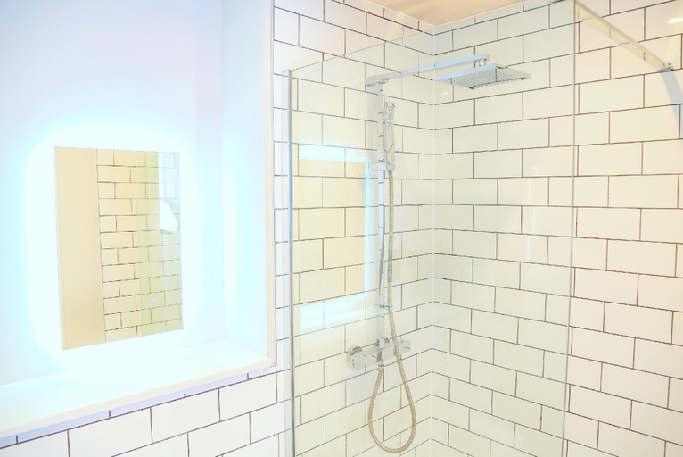 Bathroom 2, Shrewsbury apartments by BEVOLVE - Free Parking , Shropshire
