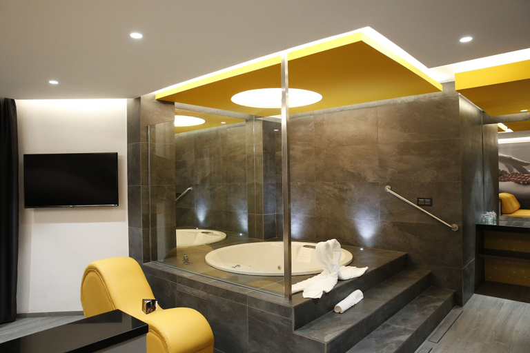 Bathroom 3, Hotel Luve, Valencia