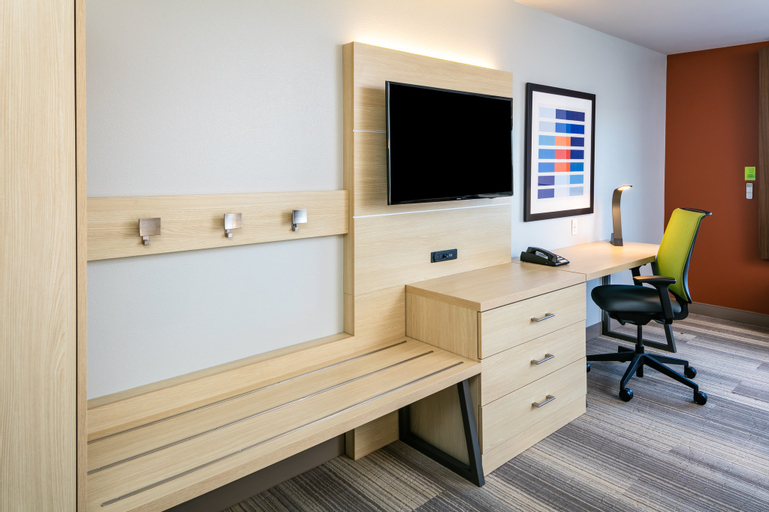 Holiday Inn Express & Suites BEND SOUTH - Tap to explore photos