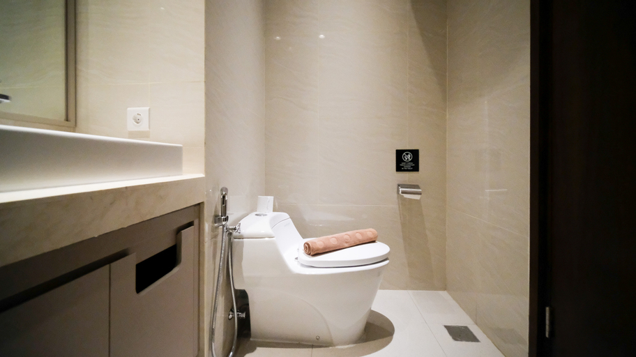 Bedroom 4, Wonderful and Cozy Stay 2BR at The Rosebay Apartment By Travelio, Surabaya