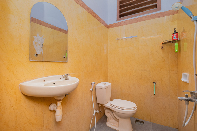 Bathroom 5, RedDoorz Syariah near Alun-Alun Bojonegoro, Bojonegoro