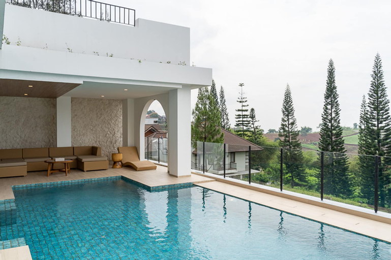 Sunrise City View Villa 9 Bedrooms with a Heated Private Swimming Pool, Bandung
