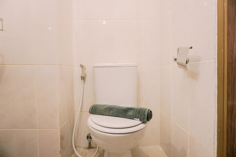 Bathroom 5, Simply Look Studio at Amazana Serpong Apartment By Travelio, Tangerang Selatan