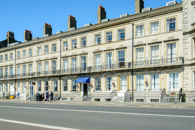 Exterior & Views