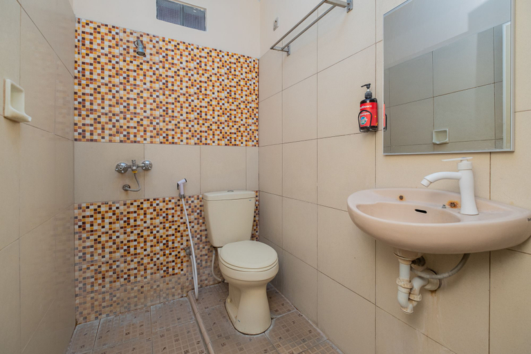 Bathroom 3, RedDoorz near Bojonegoro Train Station, Bojonegoro