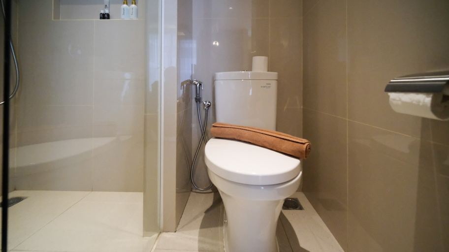 Bedroom 3, Wonderful and Cozy Stay 2BR at The Rosebay Apartment By Travelio, Surabaya