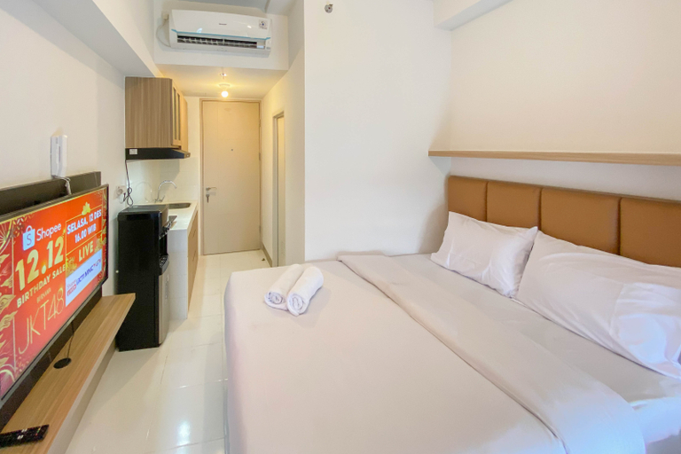 Bedroom 2, Relaxing and Cozy Studio Tokyo Riverside PIK 2 Apartment By Travelio, Tangerang