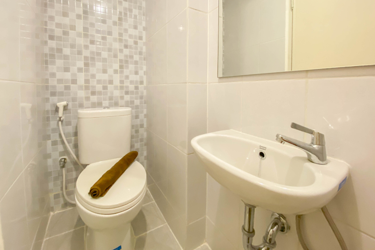 Bathroom 5, Relaxing and Cozy Studio Tokyo Riverside PIK 2 Apartment By Travelio, Tangerang