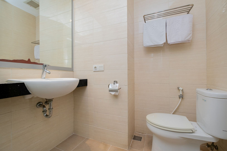 Bathroom 4, RedDoorz Premium @ Jalan Veteran Bojonegoro, Bojonegoro