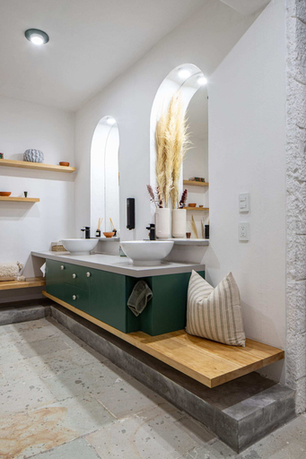 Bathroom 4, Sleeps 9 Outdoor Space PingPong Table, Del Centro