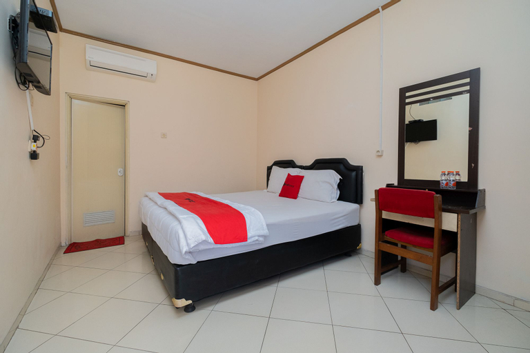 RedDoorz near Bojonegoro Train Station - Tap to explore photos