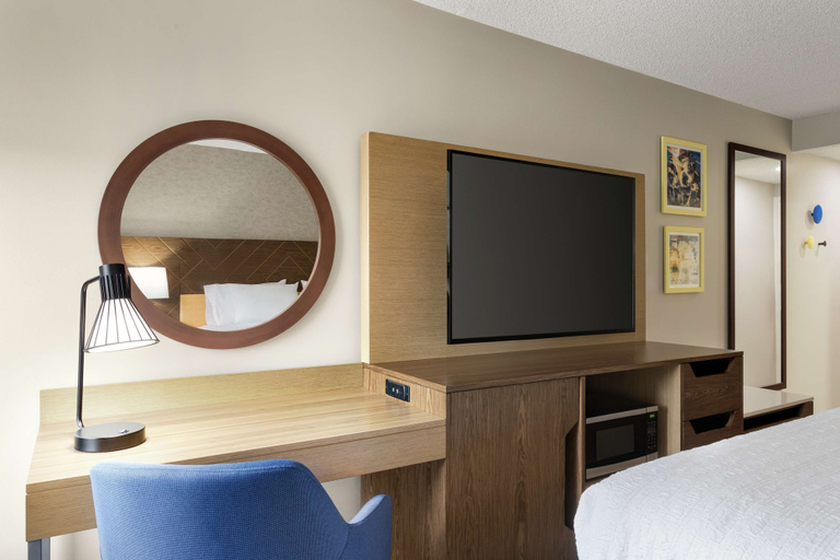 Bedroom 3, Hampton Inn Kansas City-Airport, Kansas City