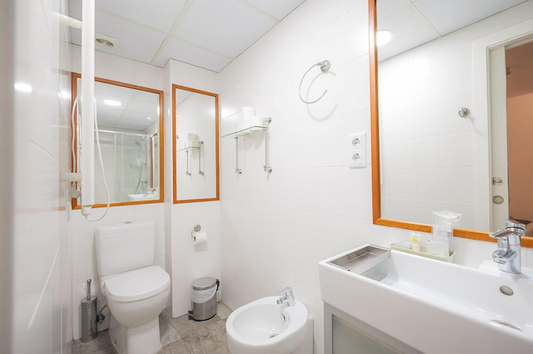 Bathroom 5, Apartamentos Huertas, Madrid