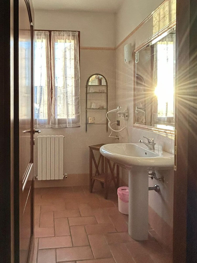 Bathroom, agriturismo Garzolè, Modena