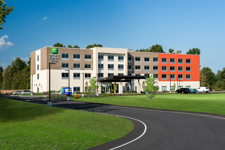 Holiday Inn Express & Suites QUEENSBURY - LAKE GEORGE AREA, Warren